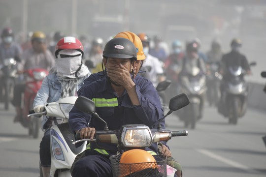 [-]Dân[-]Sài[-]Gòn[-]khốn[-]đốn[-]trong[-]bão[-]bụi